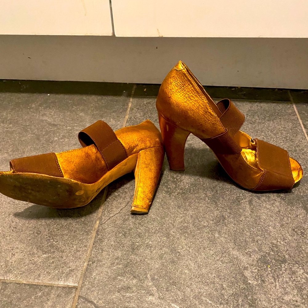 Gold heel